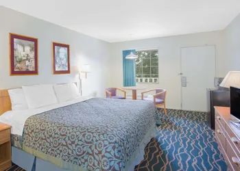 Days Inn by Wyndham Hardy hotel thumbnail 6