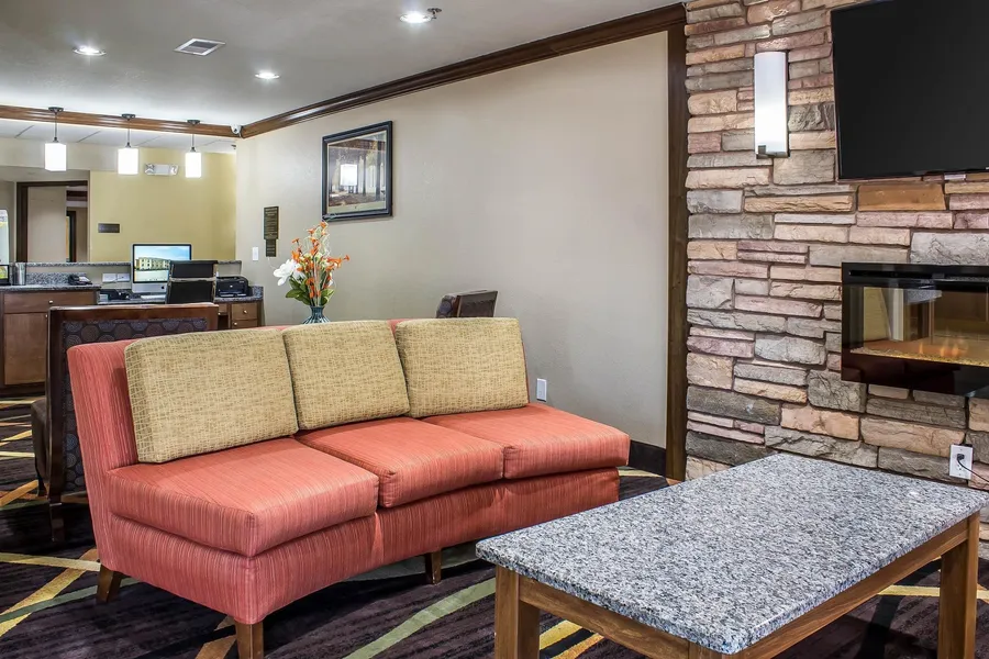 Comfort Inn & Suites Cedar Rapids North - Collins Road hotel detail image 2