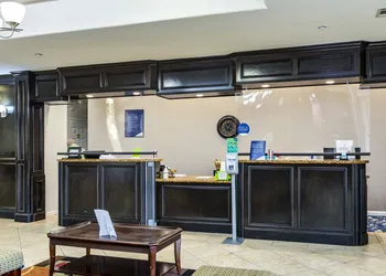 La Quinta Inn & Suites by Wyndham Livingston hotel thumbnail 2