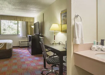 Quality Inn & Suites Altoona hotel thumbnail 4