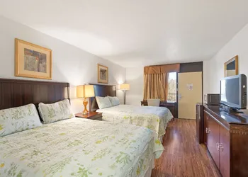 Williamsburg Suites hotel thumbnail 8