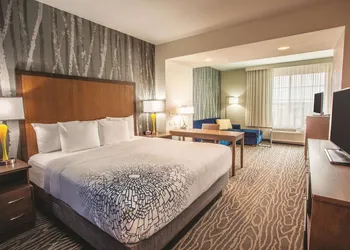 La Quinta Inn & Suites by Wyndham Duluth hotel thumbnail 5