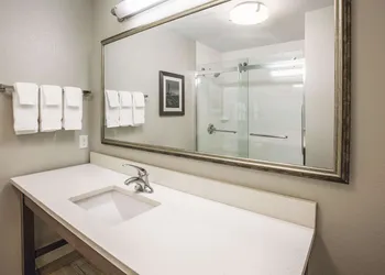 La Quinta Inn & Suites by Wyndham Duluth hotel thumbnail 6
