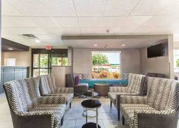 La Quinta Inn & Suites by Wyndham Jackson Airport/Pearl hotel thumbnail 2
