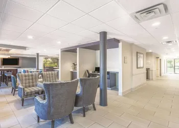La Quinta Inn & Suites by Wyndham Jackson Airport/Pearl hotel thumbnail 4