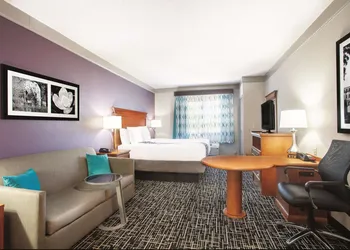 La Quinta Inn & Suites by Wyndham Jackson Airport/Pearl hotel thumbnail 5