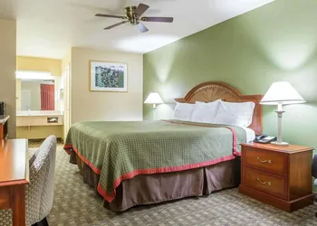 Rodeway Inn Delano hotel thumbnail 6