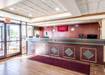 Red Roof Inn & Suites Clinton, TN hotel thumbnail 2