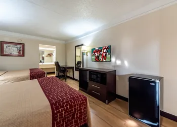 Red Roof Inn & Suites Clinton, TN hotel thumbnail 5