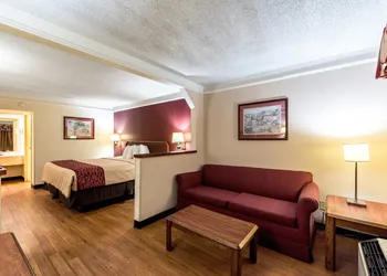 Red Roof Inn & Suites Clinton, TN hotel thumbnail 7
