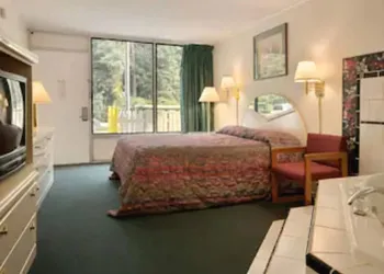 Super 8 by Wyndham Carlisle North hotel thumbnail 5