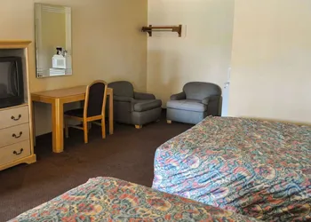California Suites Motel hotel thumbnail 3