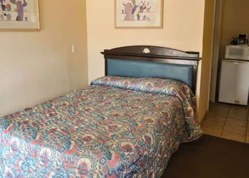 California Suites Motel hotel thumbnail 8