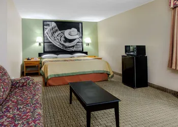 Super 8 by Wyndham Sherman hotel thumbnail 3