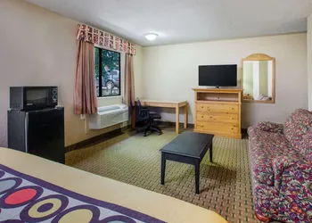 Super 8 by Wyndham Sherman hotel thumbnail 6