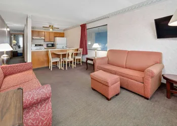 Days Inn & Suites by Wyndham Bentonville hotel thumbnail 3