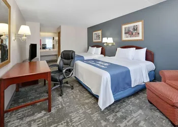 Days Inn & Suites by Wyndham Bentonville hotel thumbnail 4
