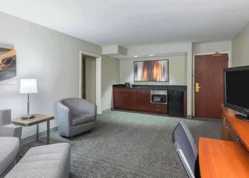 Courtyard by Marriott Knoxville Cedar Bluff hotel thumbnail 8
