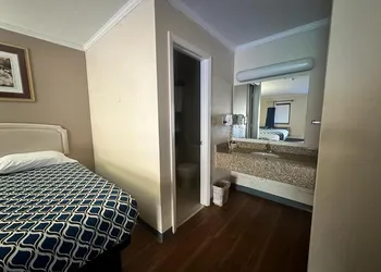 Loyalty Inn Rockingham hotel thumbnail 7