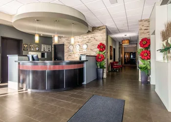 Econo Lodge Inn & Suites hotel thumbnail 3