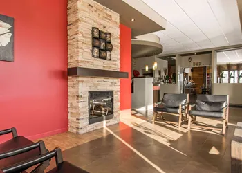 Econo Lodge Inn & Suites hotel thumbnail 4