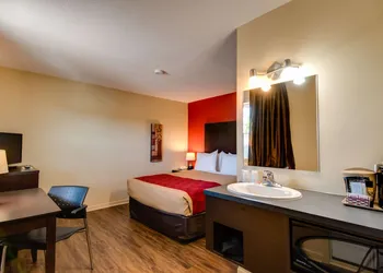 Econo Lodge Inn & Suites hotel thumbnail 6
