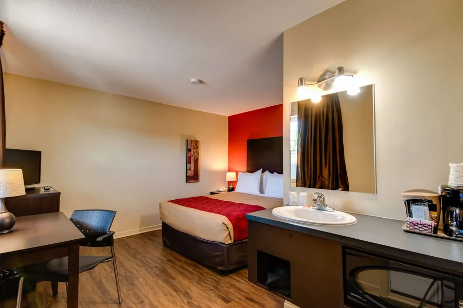 Econo Lodge Inn & Suites hotel detail image 6