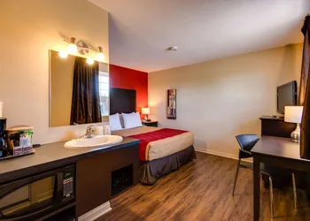 Econo Lodge Inn & Suites hotel thumbnail 7