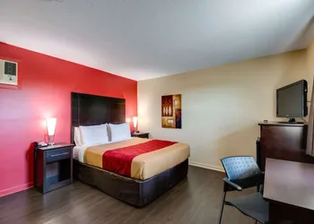 Econo Lodge Inn & Suites hotel thumbnail 8
