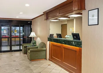 La Quinta Inn & Suites by Wyndham Stevens Point hotel thumbnail 2