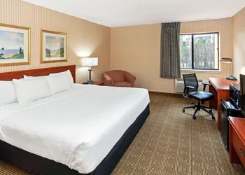 La Quinta Inn & Suites by Wyndham Stevens Point hotel thumbnail 5