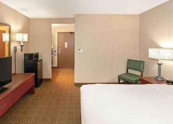 La Quinta Inn & Suites by Wyndham Stevens Point hotel thumbnail 6