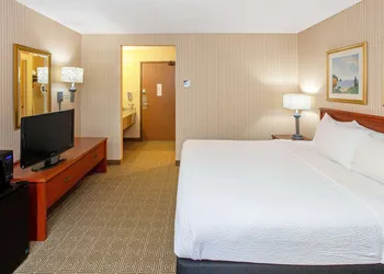 La Quinta Inn & Suites by Wyndham Stevens Point hotel thumbnail 7