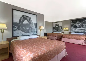 Super 8 by Wyndham Green River hotel thumbnail 5