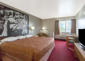 Super 8 by Wyndham Green River hotel thumbnail 6