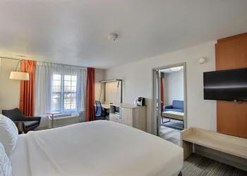 Holiday Inn Express Hotel & Suites Milwaukee Airport by IHG hotel thumbnail 7