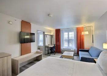 Holiday Inn Express Hotel & Suites Milwaukee Airport by IHG hotel thumbnail 8