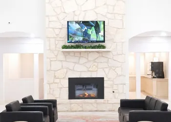 La Quinta Inn & Suites by Wyndham Kerrville hotel thumbnail 2
