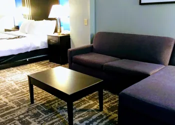 La Quinta Inn & Suites by Wyndham Kerrville hotel thumbnail 7