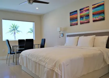 The Diane Oceanfront Suites hotel thumbnail 3