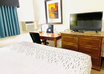 Baymont by Wyndham Hutchinson hotel thumbnail 7
