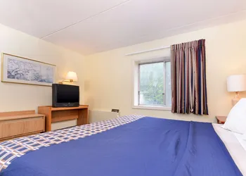 Americas Best Value Inn Geneva hotel thumbnail 8