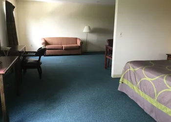 Super 8 by Wyndham Imlay City hotel thumbnail 4