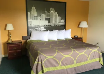 Super 8 by Wyndham Imlay City hotel thumbnail 6