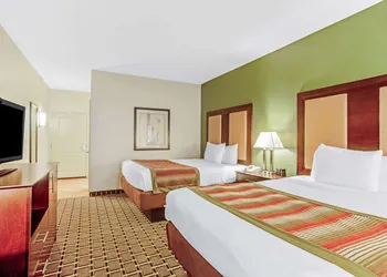 La Quinta Inn & Suites by Wyndham Lancaster hotel thumbnail 6