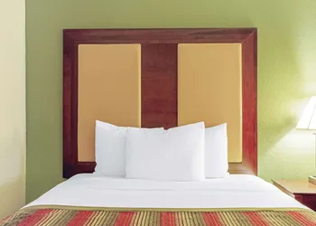 La Quinta Inn & Suites by Wyndham Lancaster hotel thumbnail 7