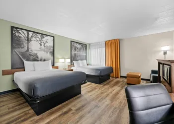 Super 8 by Wyndham Alexandria MN hotel thumbnail 5