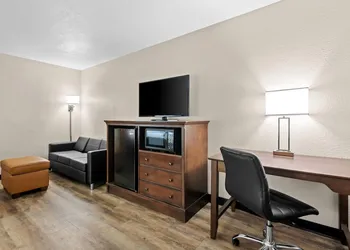 Super 8 by Wyndham Alexandria MN hotel thumbnail 6