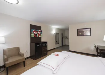 Red Roof PLUS+ Poughkeepsie hotel thumbnail 7