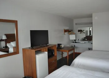 Super 8 by Wyndham Petoskey hotel thumbnail 4